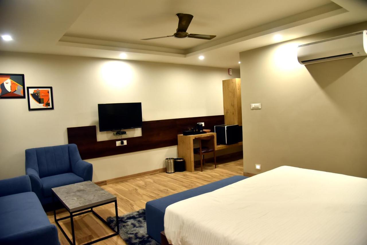 The Oaks Comforts Hubli Εξωτερικό φωτογραφία